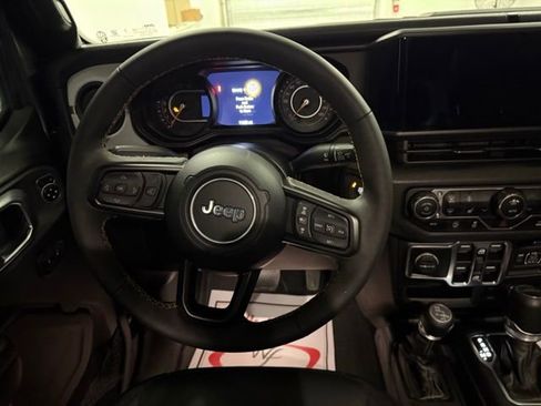 Used 2024 Jeep Gladiator Sport image 17