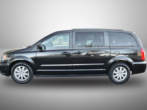 Used 2015 Chrysler Town & Country Touring image 4