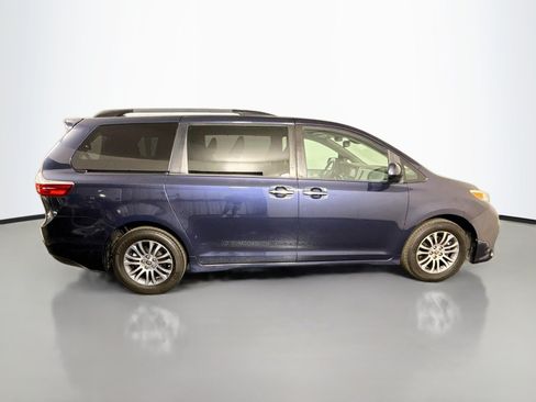 Used 2020 Toyota Sienna XLE FWD image 11