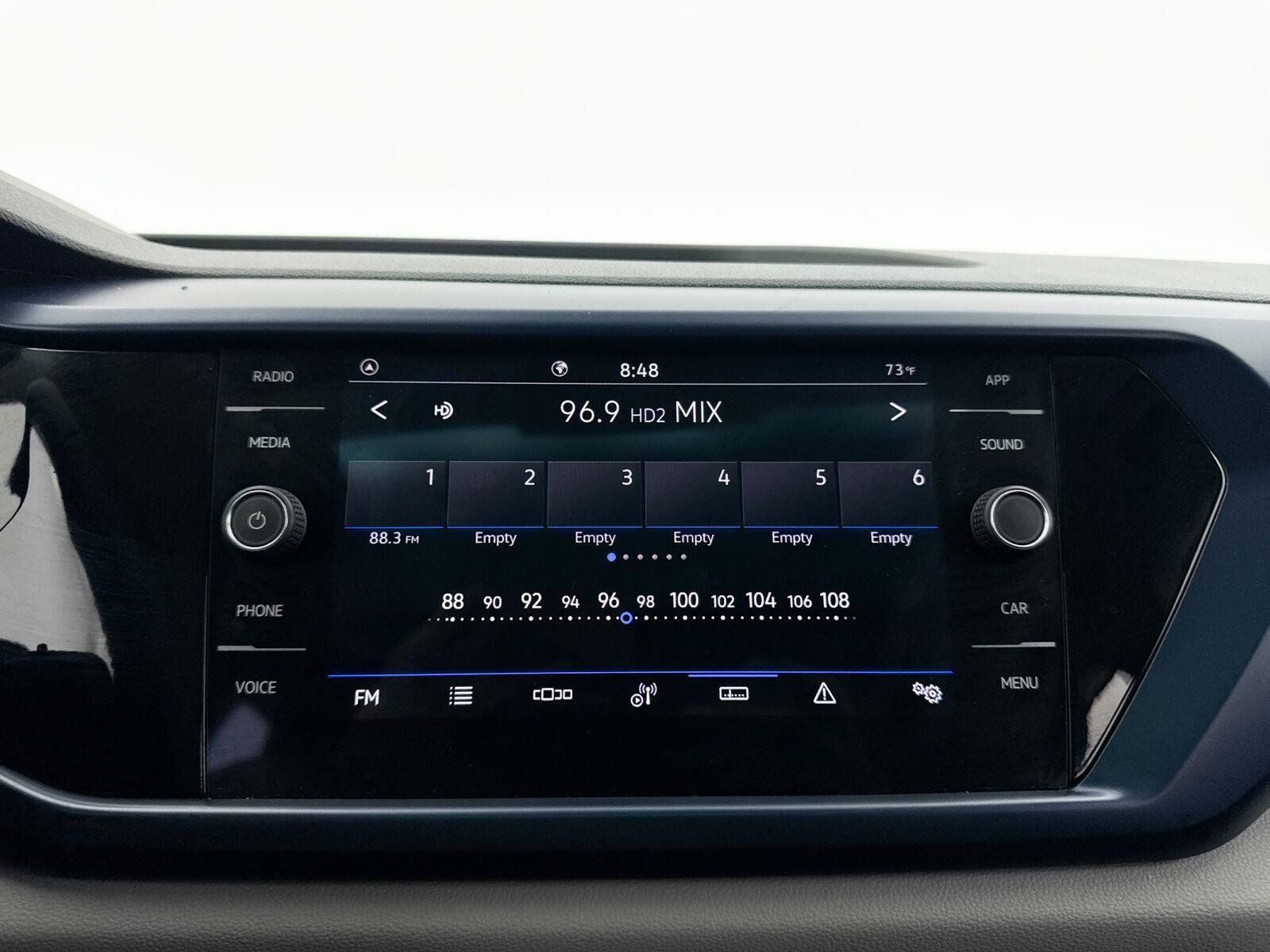Used 2023 Volkswagen Taos SE w/ Panoramic Sunroof Package FWD image 5