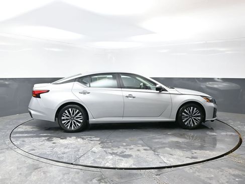 Used 2024 Nissan Altima 2.5 SV image 3