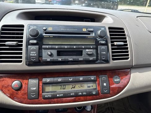 Used 2005 Toyota Camry XLE w/ VSC & Side Airbag Pkg FWD image 19