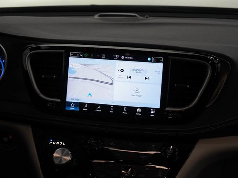 Used 2024 Chrysler Pacifica Limited FWD image 16