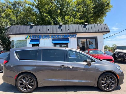 Used 2022 Chrysler Pacifica Touring-L w/ Uconnect Theater Family Group FWD image 4