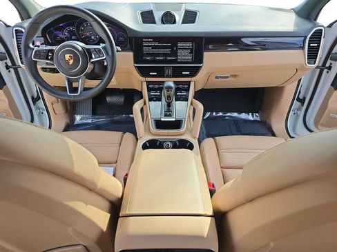 Used 2022 Porsche Cayenne w/ Premium Package AWD/4WD image 9