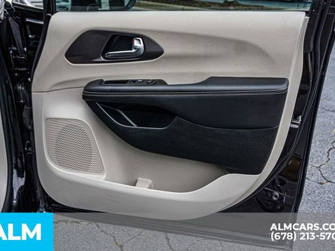 Used 2024 Chrysler Pacifica Select image 57