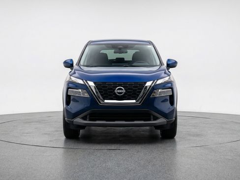 Used 2025 Nissan Rogue SV image 2