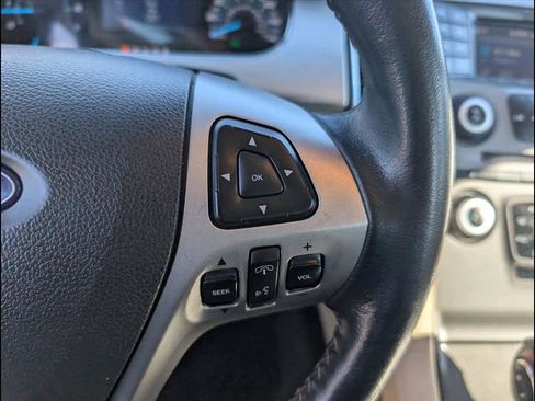 Used 2015 Ford Taurus SEL image 8