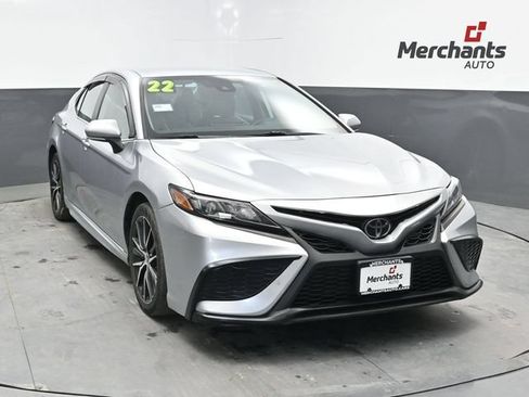 Used 2022 Toyota Camry SE FWD image 1