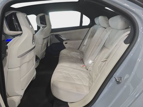 Used 2024 BMW 740i w/ Premium Package 2 RWD image 27