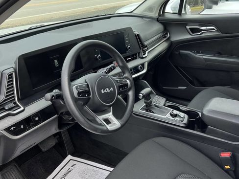 Used 2025 Kia Sportage LX image 7