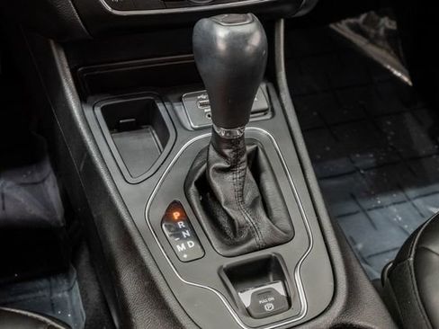 Used 2019 Jeep Cherokee Latitude Plus FWD image 22