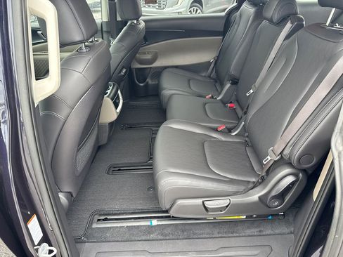 Used 2025 Kia Carnival FWD image 19