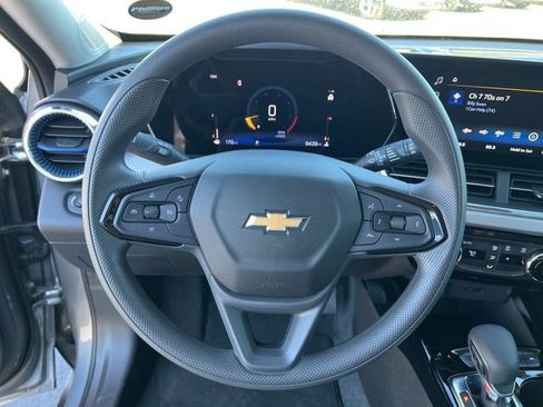 Certified 2025 Chevrolet Trax LT FWD image 14