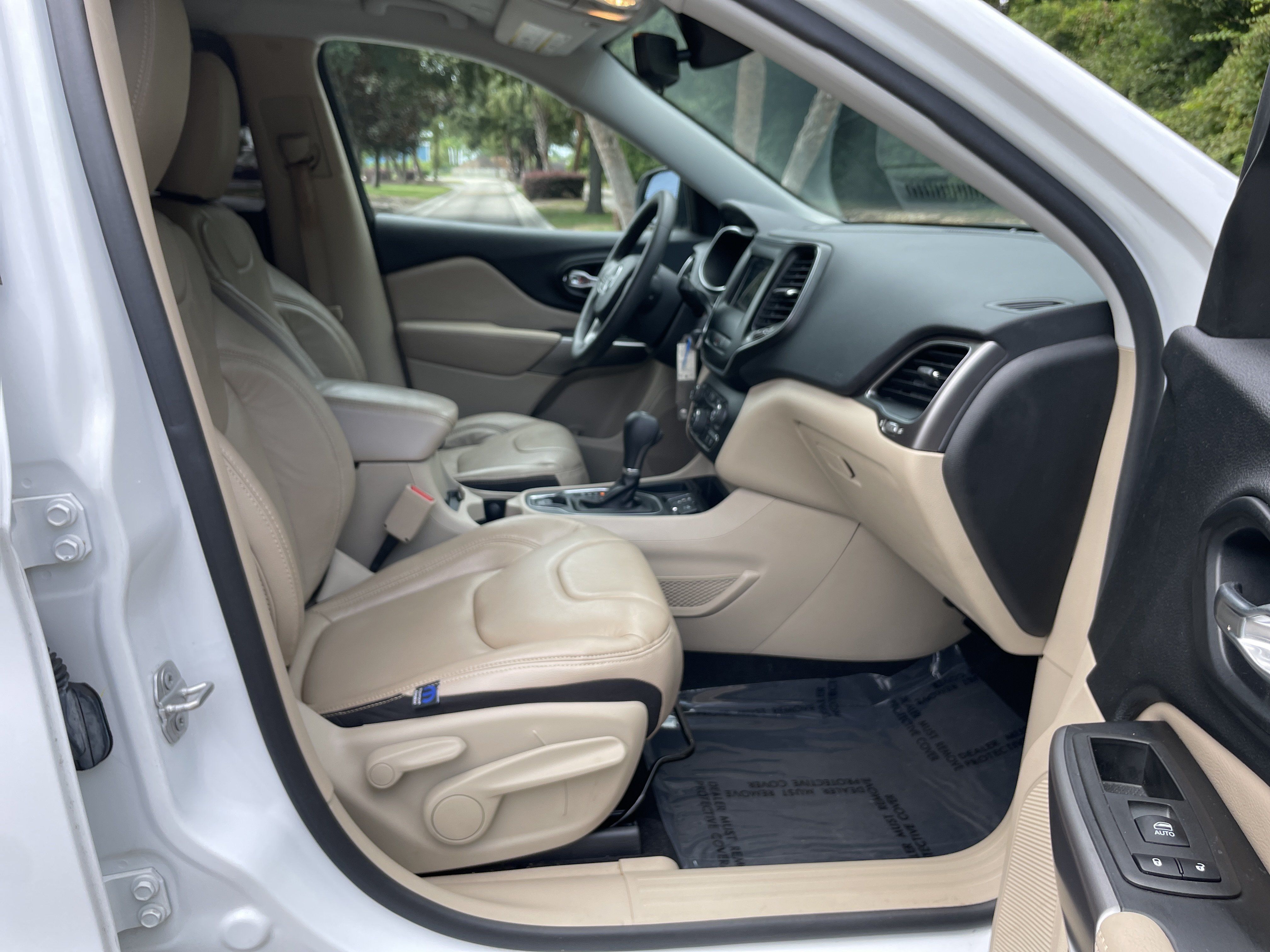 Used 2021 Jeep Cherokee Latitude FWD image 30