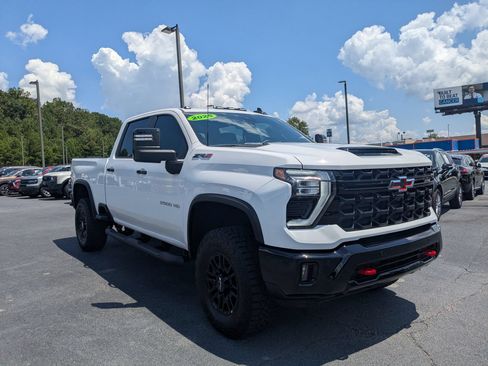 Used 2025 Chevrolet Silverado 2500 ZR2 w/ Technology Package AWD/4WD image 3