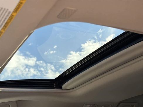 Used 2022 Toyota Sienna XLE w/ XLE Plus Package image 11