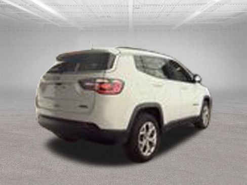 Used 2024 Jeep Compass Latitude AWD/4WD image 2