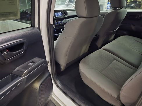 Used 2018 Toyota Tacoma SR image 27