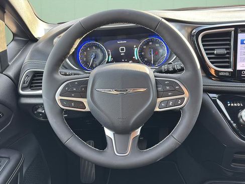 New 2026 Chrysler Pacifica Select image 25