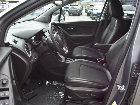 Used 2019 Chevrolet Trax LT w/ LT Convenience Package AWD/4WD image 16