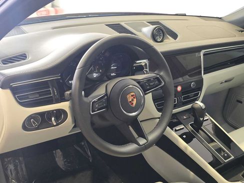 Used 2025 Porsche Macan AWD/4WD image 4