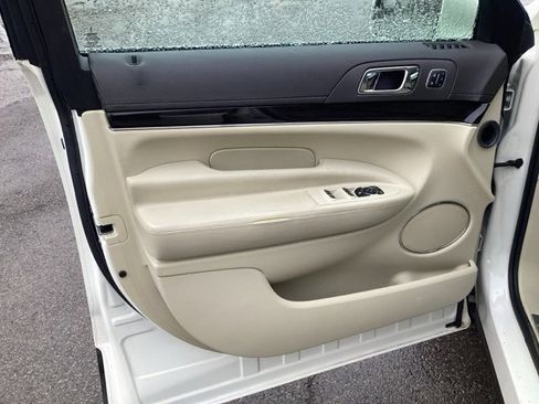 Used 2013 Lincoln MKT FWD image 15