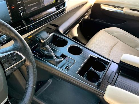 Used 2021 Toyota Sienna Limited image 16