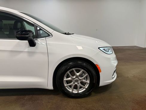Used 2024 Chrysler Pacifica Touring-L image 31