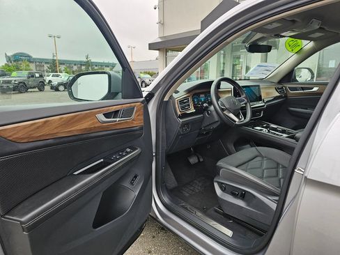 Used 2025 Volkswagen Atlas SE AWD/4WD image 16