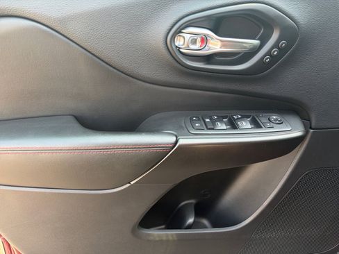 Used 2019 Jeep Cherokee Trailhawk AWD/4WD image 12