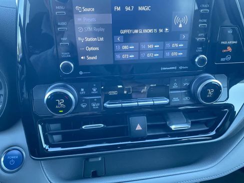 Used 2020 Toyota Highlander LE image 18