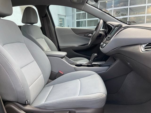 Used 2017 Chevrolet Malibu LT FWD image 9