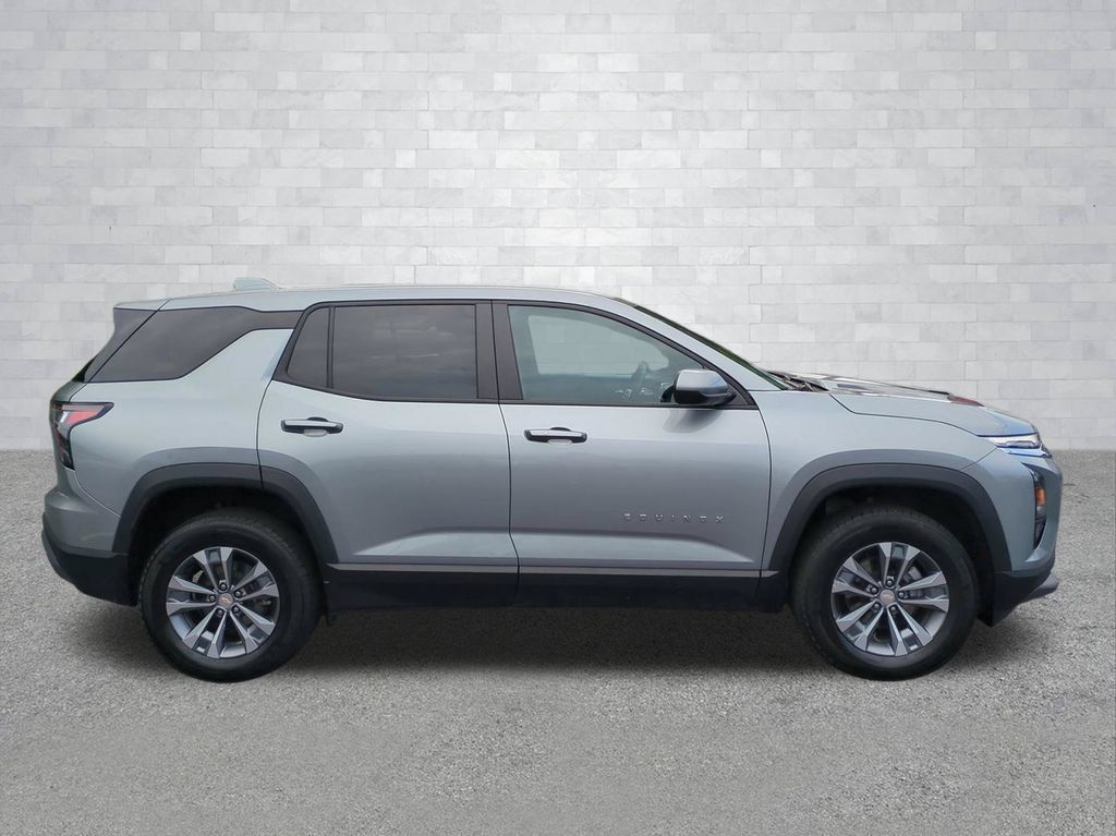 Used 2026 Chevrolet Equinox LT w/ Convenience Package II AWD/4WD image 3
