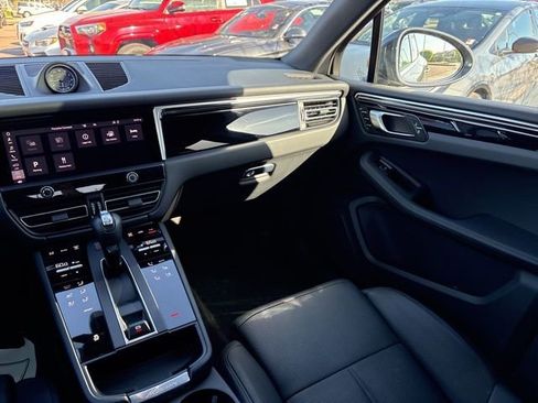 Used 2024 Porsche Macan AWD/4WD image 27