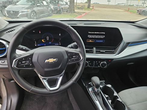 Used 2025 Chevrolet Trax LT w/ LT Convenience Package FWD image 17