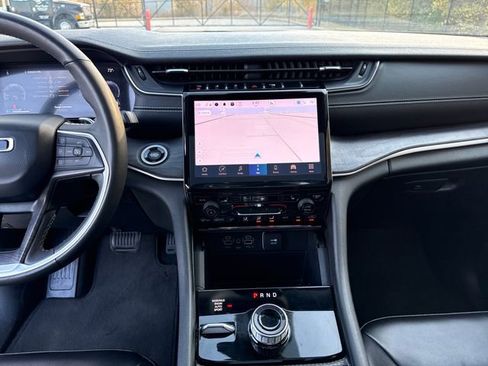 Used 2024 Jeep Grand Cherokee Limited image 17