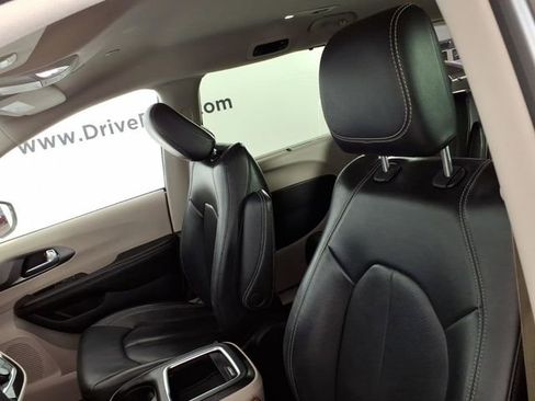 Used 2022 Chrysler Pacifica Touring-L FWD image 13