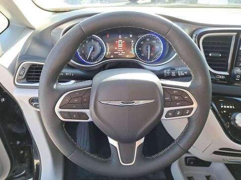 Used 2024 Chrysler Pacifica Touring-L image 16