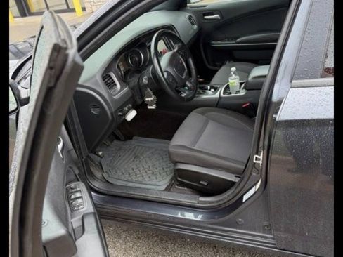 Used 2016 Dodge Charger SE RWD image 3
