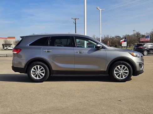 Used 2018 Kia Sorento LX image 7