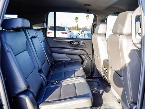 Used 2025 Chevrolet Suburban Z71 image 20