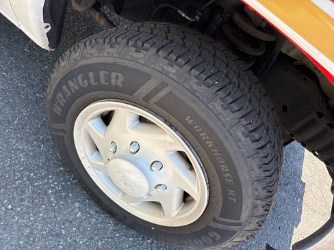 Used 2009 Ford E-350 and Econoline 350 XLT image 4