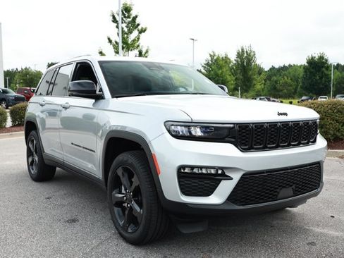 Used 2025 Jeep Grand Cherokee Limited w/ Black Appearance Package RWD image 3