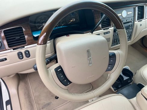 Used 2007 Lincoln Town Car Designer Series RWD image 10