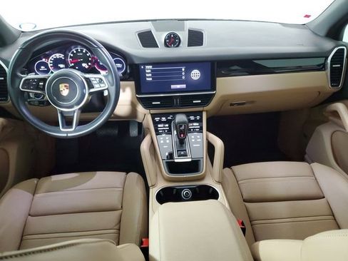 Used 2022 Porsche Cayenne w/ Premium Package image 16