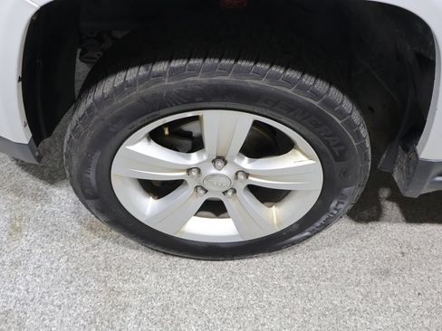 Used 2015 Jeep Compass High Altitude FWD image 9