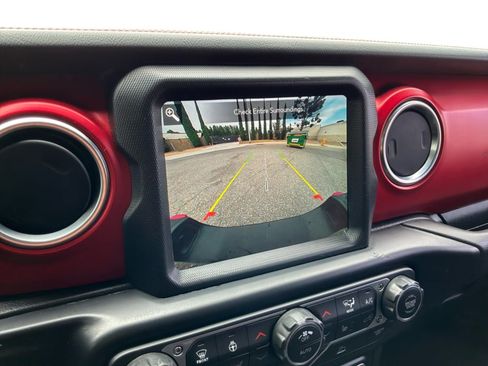 Used 2022 Jeep Gladiator Rubicon w/ Cold Weather Group AWD/4WD image 13