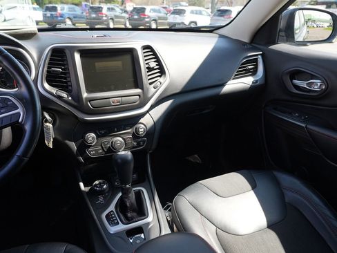 Used 2016 Jeep Cherokee Trailhawk AWD/4WD image 21