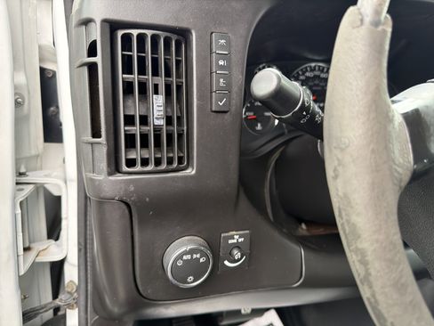 Used 2010 Chevrolet Express 2500 image 13